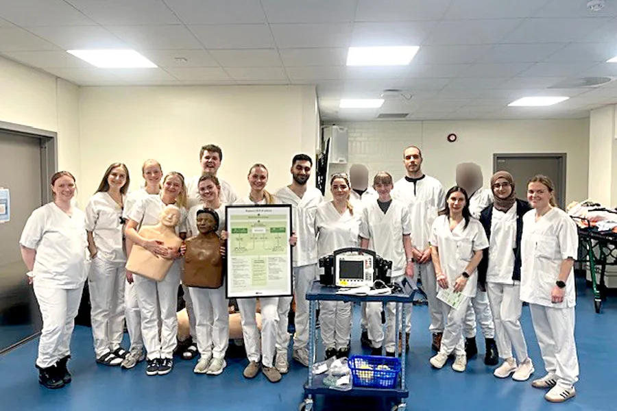 En gruppe mennesker som poserer for et bilde