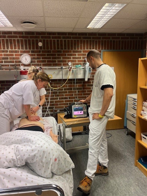 En mann og en kvinne på et sykehusrom