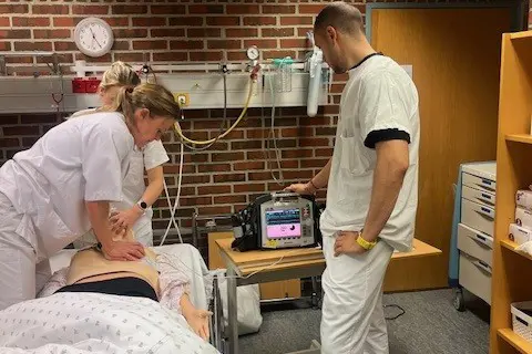 En mann og en kvinne på et sykehusrom