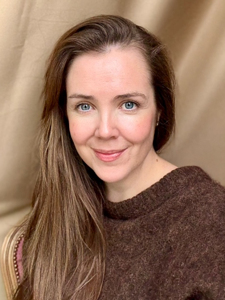 En kvinne med langt hår