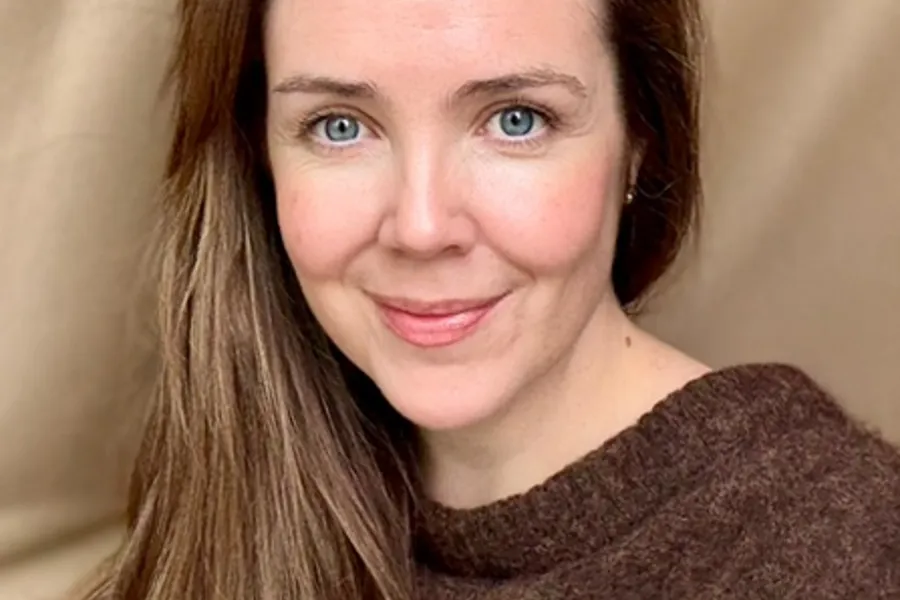 En kvinne med langt hår