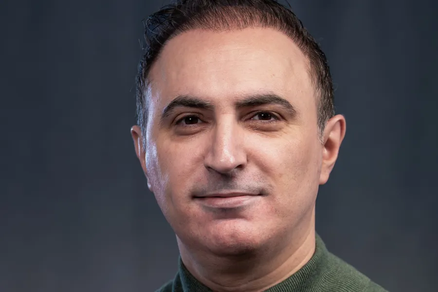 En mann med kort hår