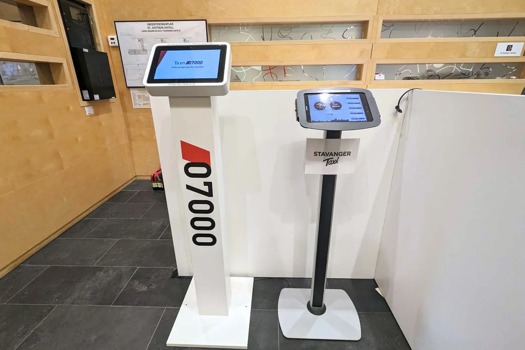 Bilde av automater for bestilling av taxi.