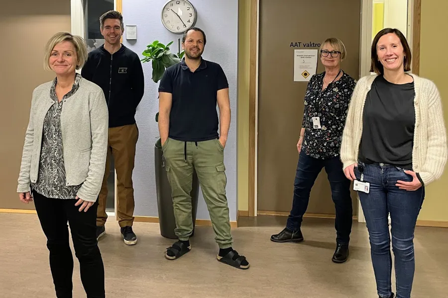 En gruppe mennesker som står i en gang