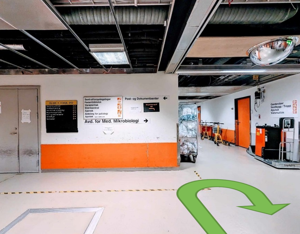 Et stort rom med et skilt