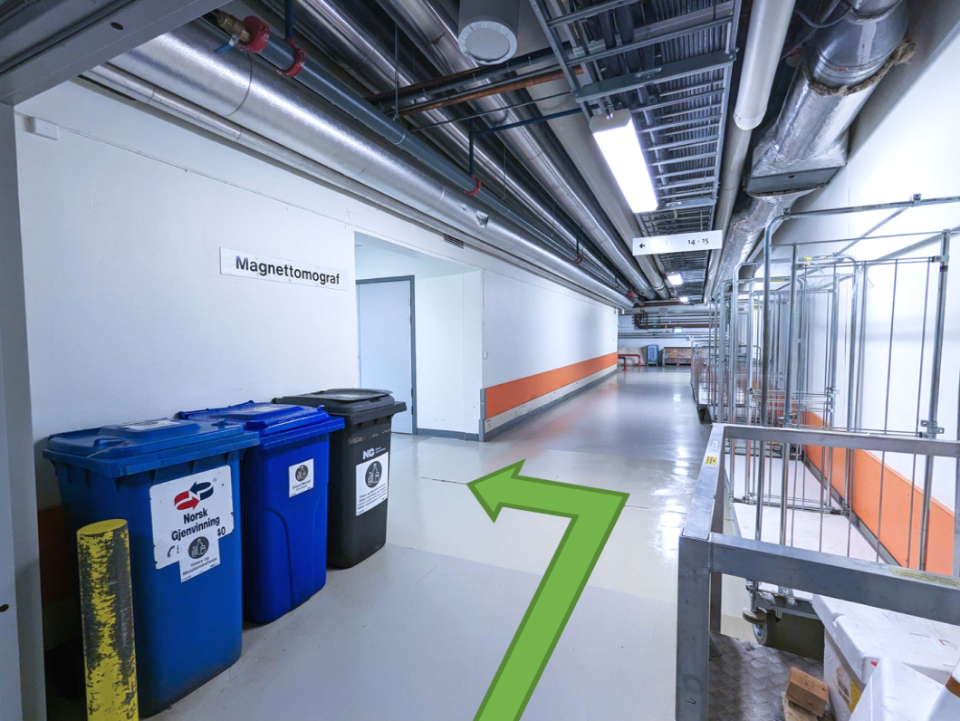 Et lager med blå søppelkasser