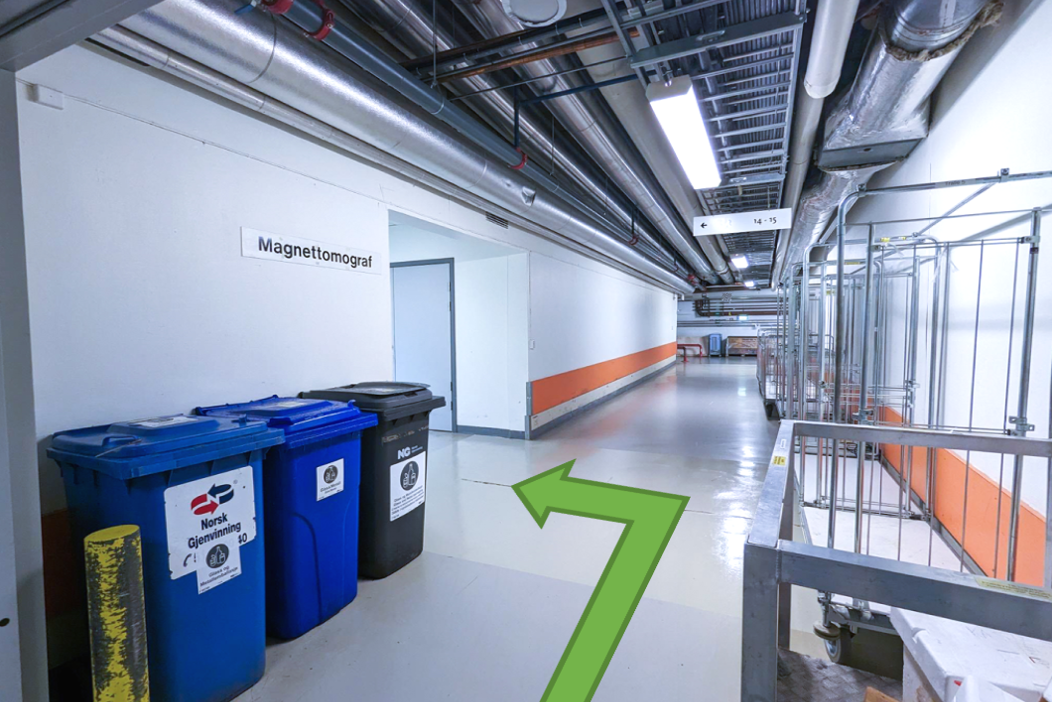 Et lager med blå søppelkasser