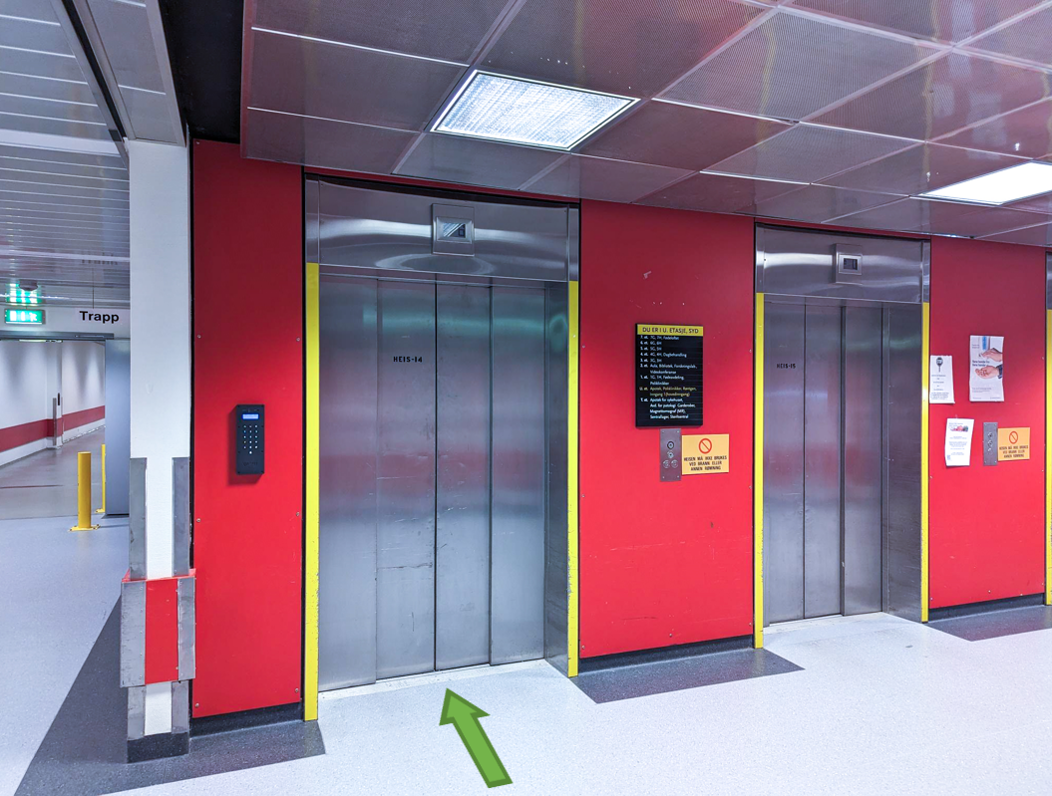 En rad med røde og svarte dører