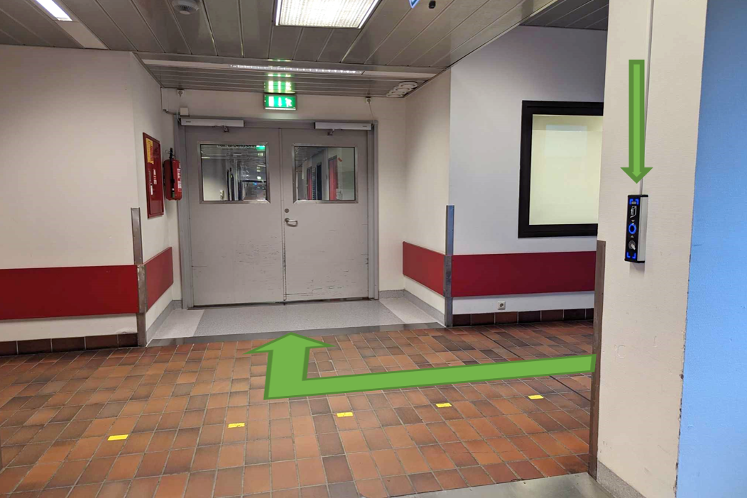 En gang med hvite dører