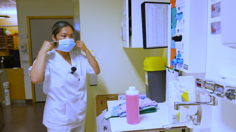 En person som har på seg munnbind