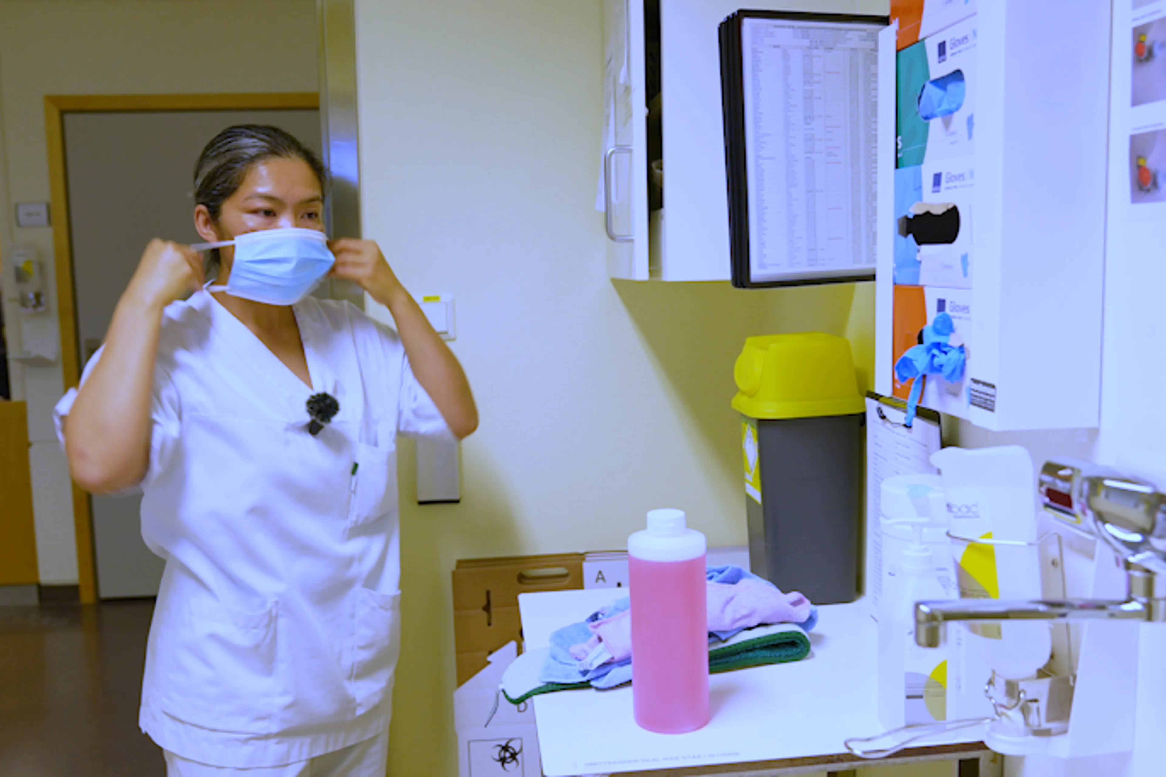 En person som har på seg munnbind