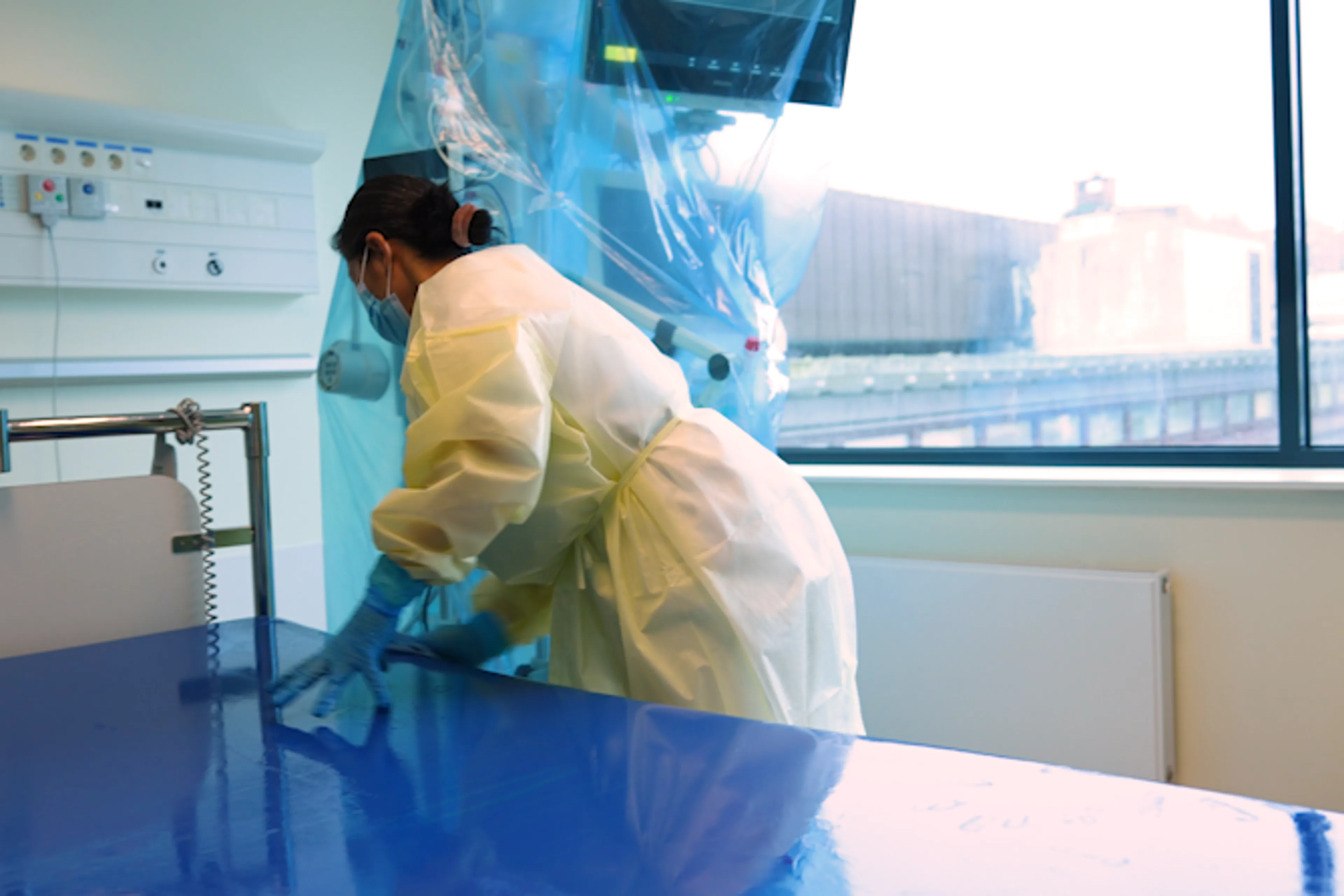 En mann i laboratoriefrakk