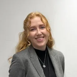 En kvinne som smiler til kameraet