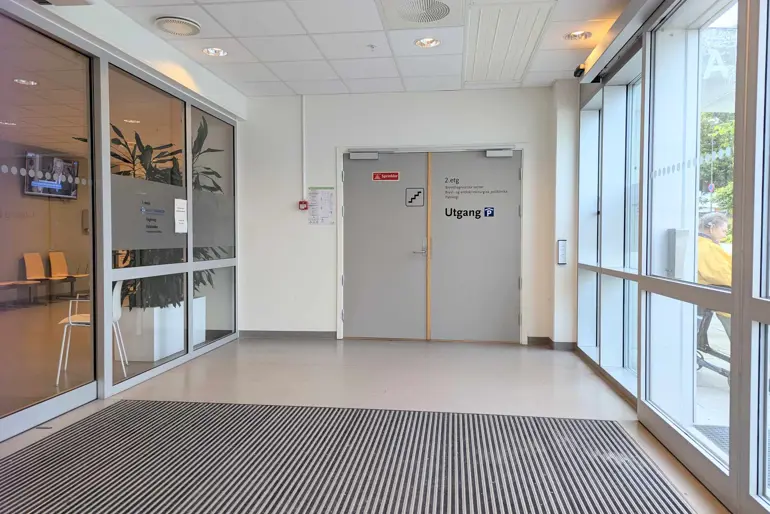 Et rom med glassdører