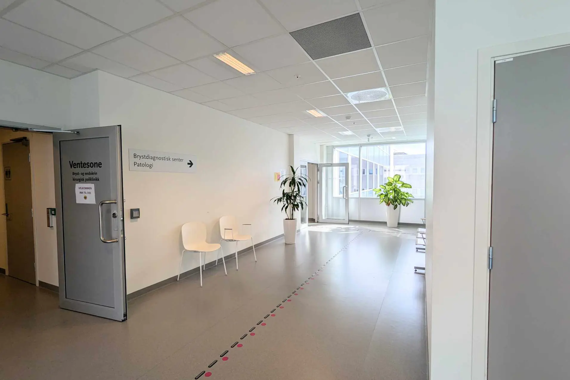 En gang med hvite vegger og stoler