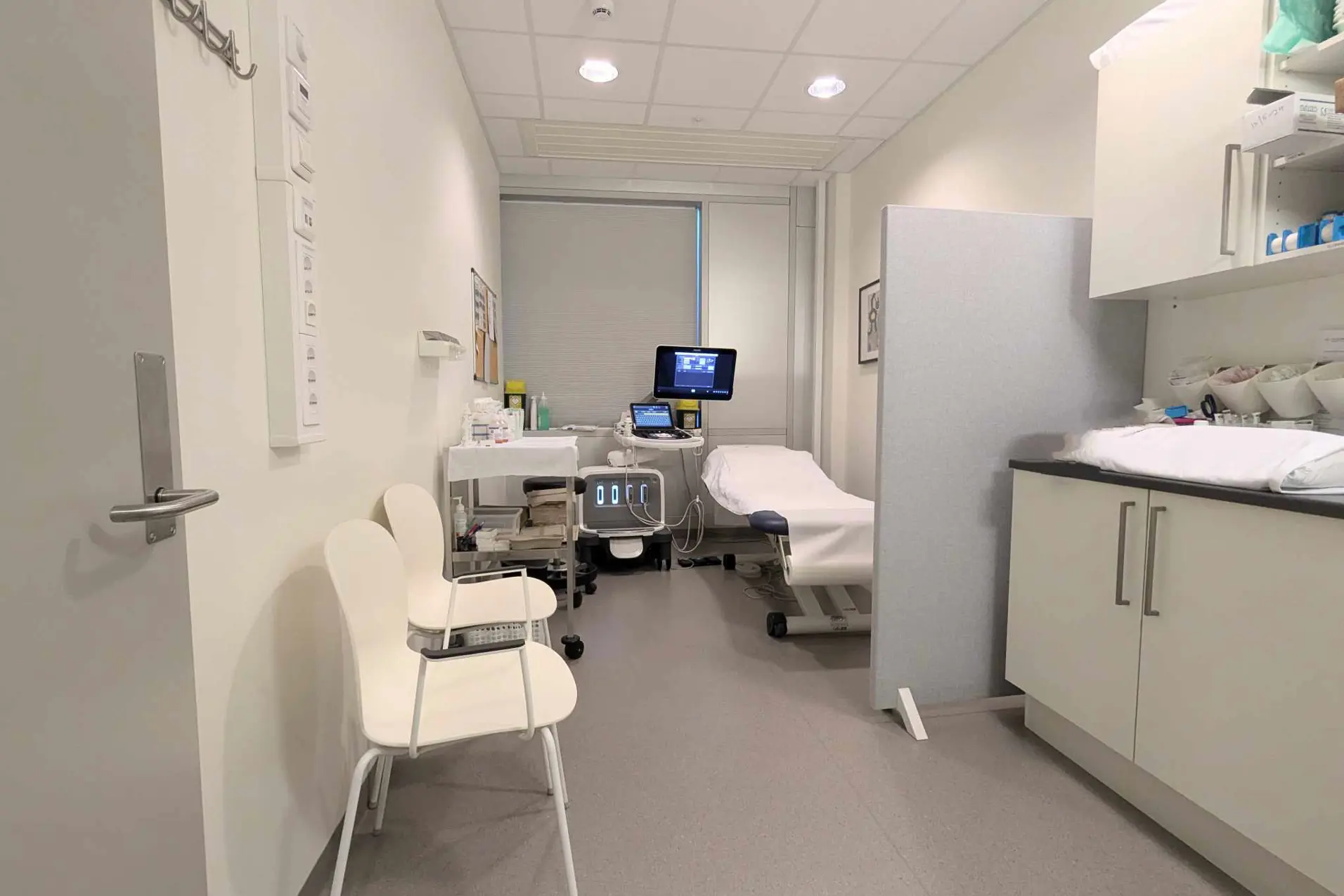 Et sykehusrom med medisinsk utstyr