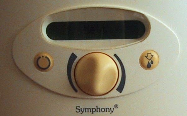 En hvit plate med en svart og hvit sirkulær gjenstand på den