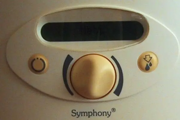 En hvit plate med en svart og hvit sirkulær gjenstand på den