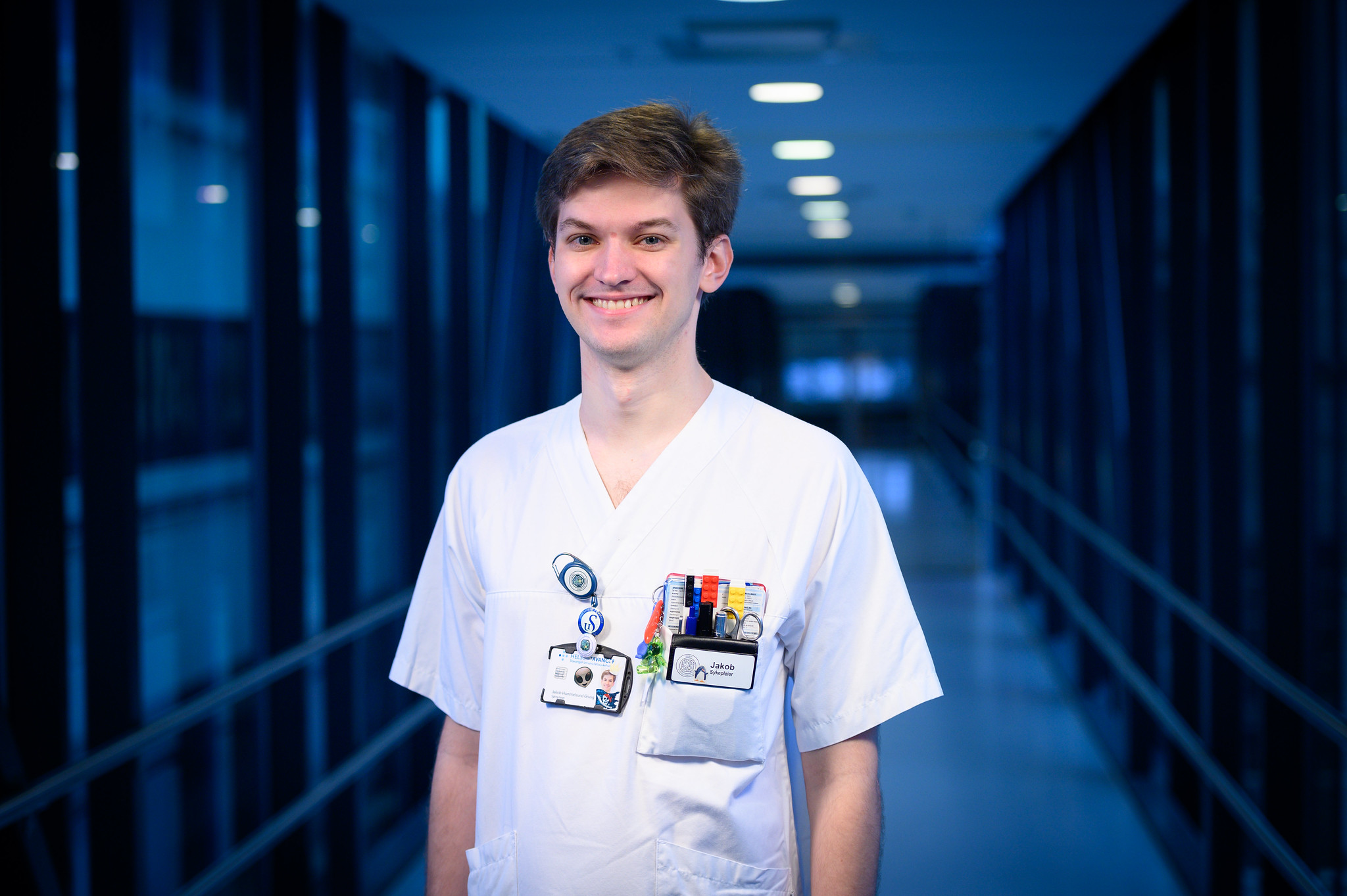 En mann iført hvit skjorte