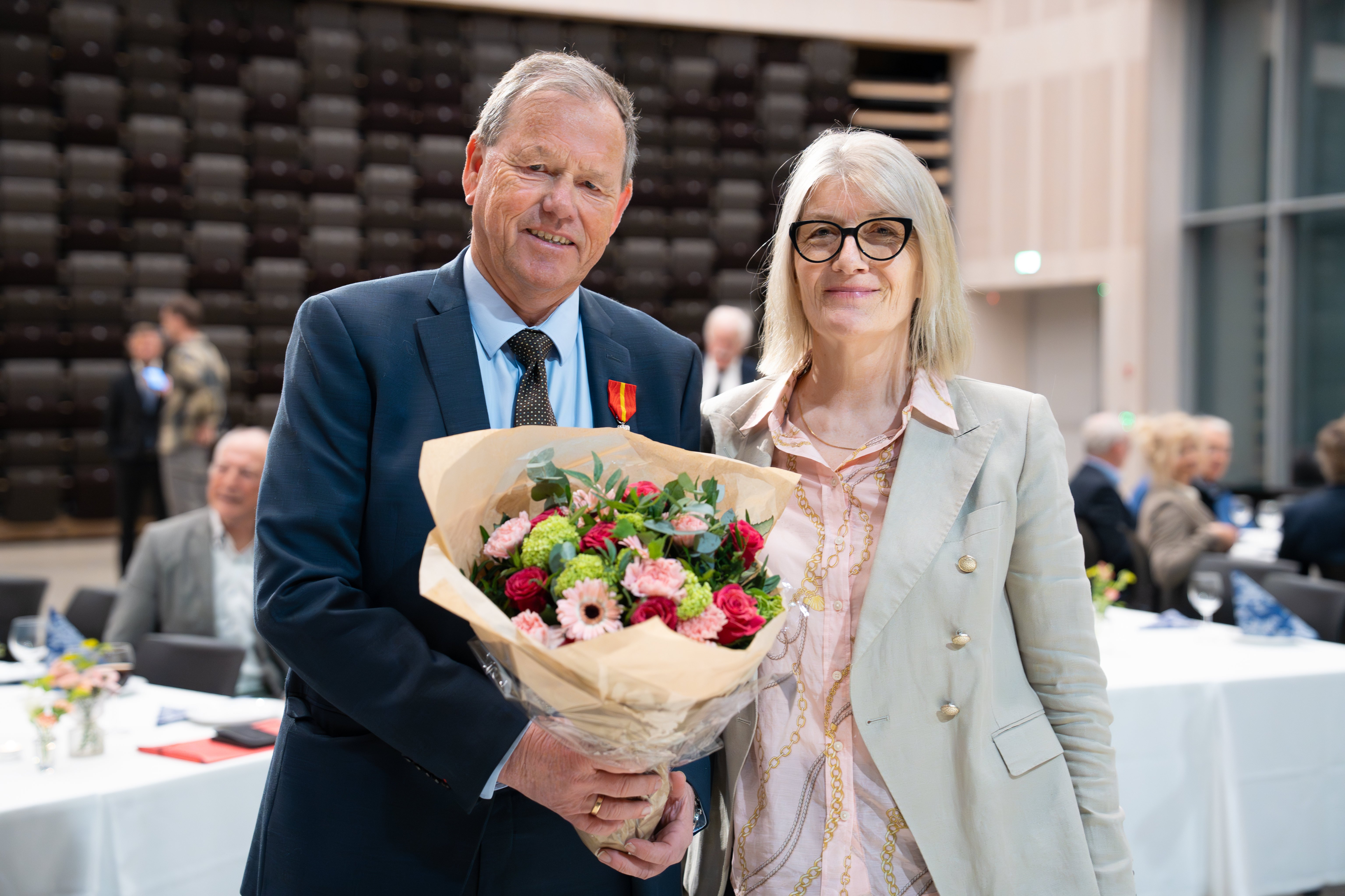 En mann og en kvinne som holder en bukett blomster