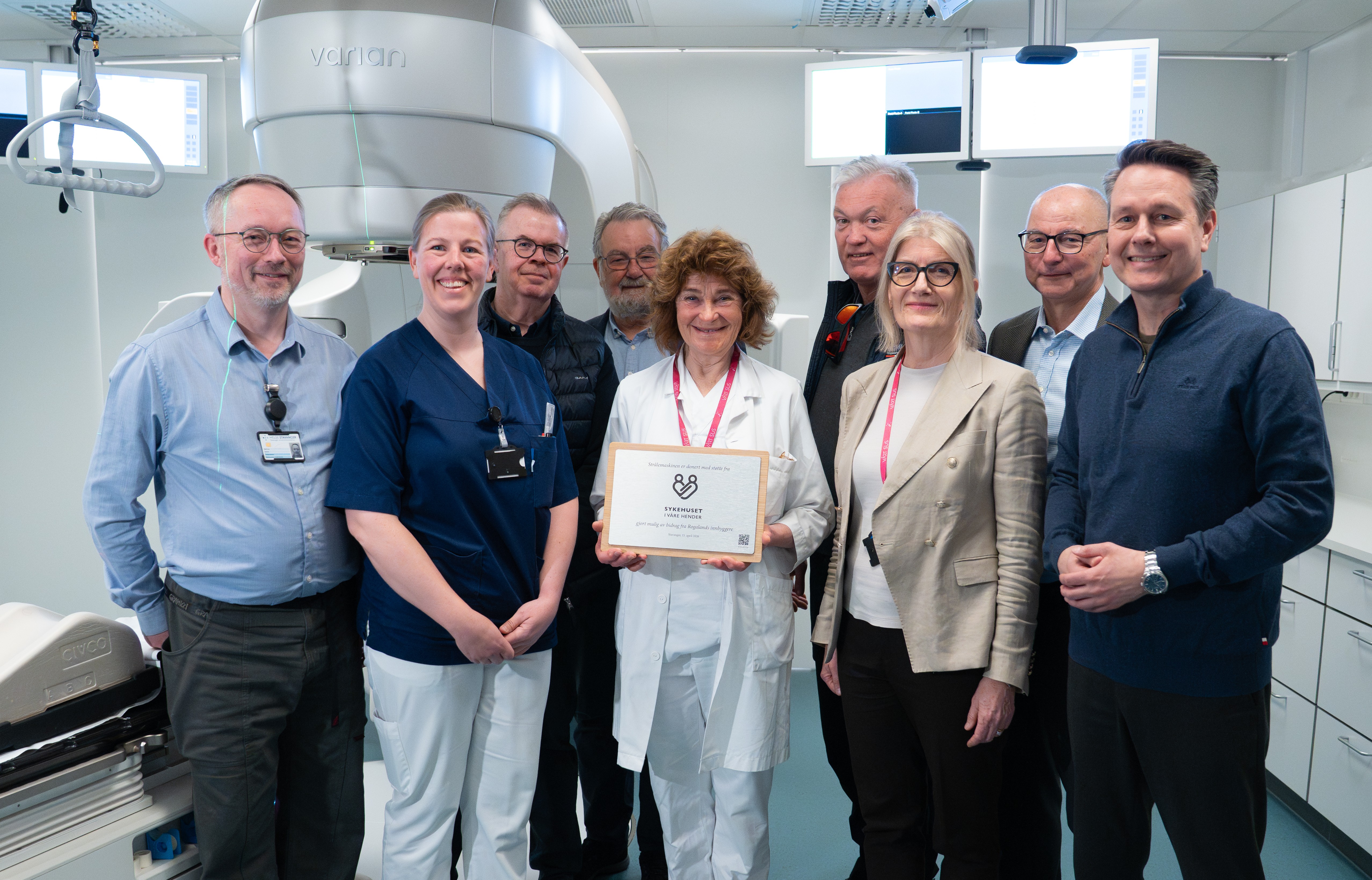 En gruppe mennesker som poserer for et bilde