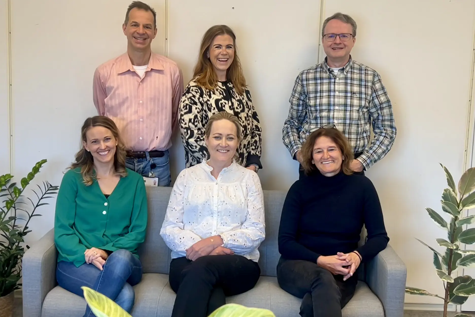 En gruppe mennesker som poserer for et bilde