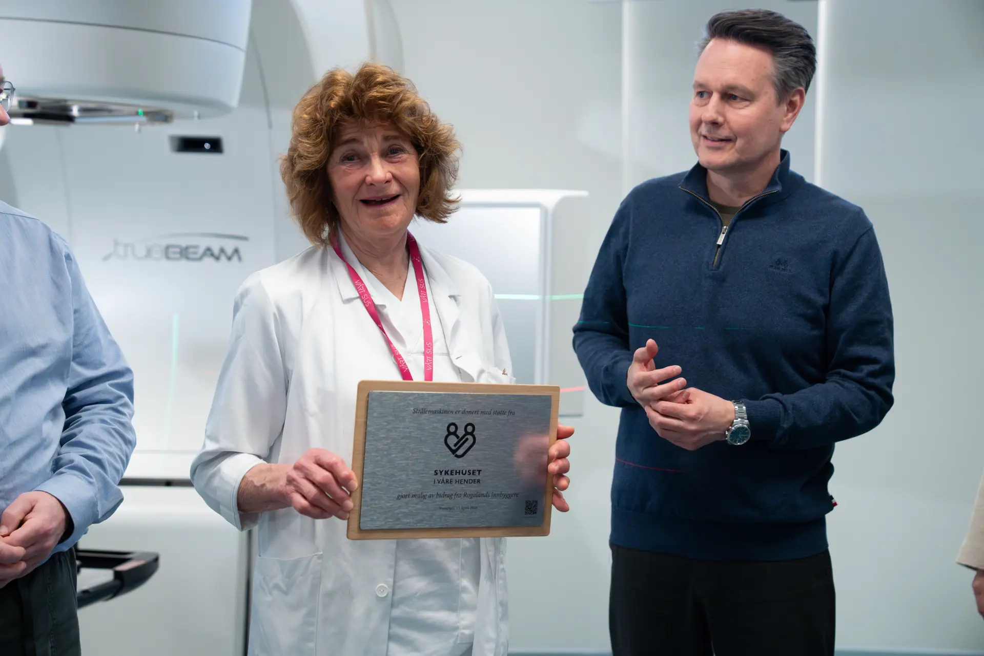 En kvinne og en mann smiler.