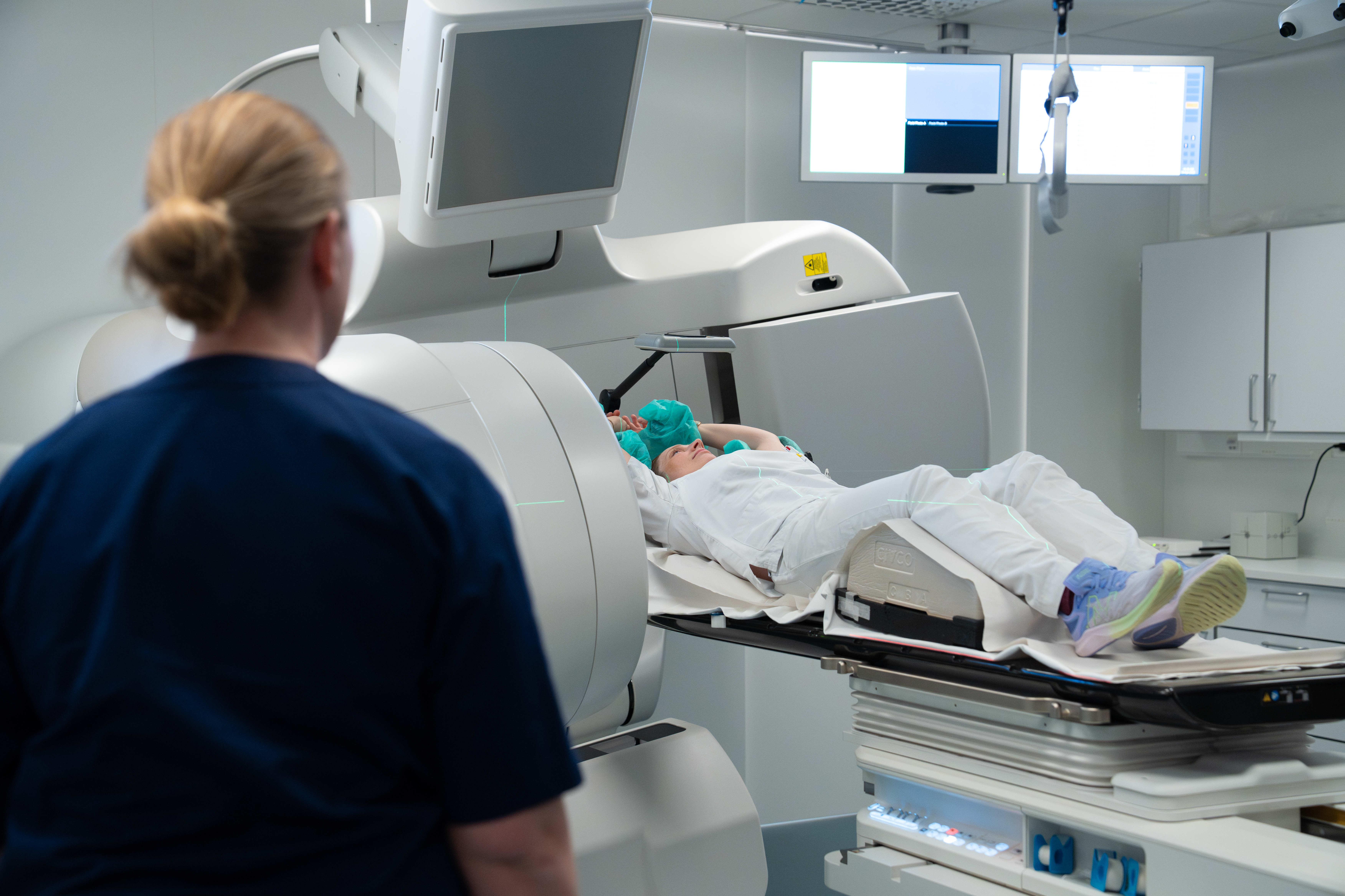 En person ligger i strålemaskinen.