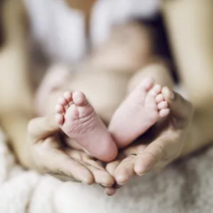 Nærbilde av føttene til et nyfødt barn