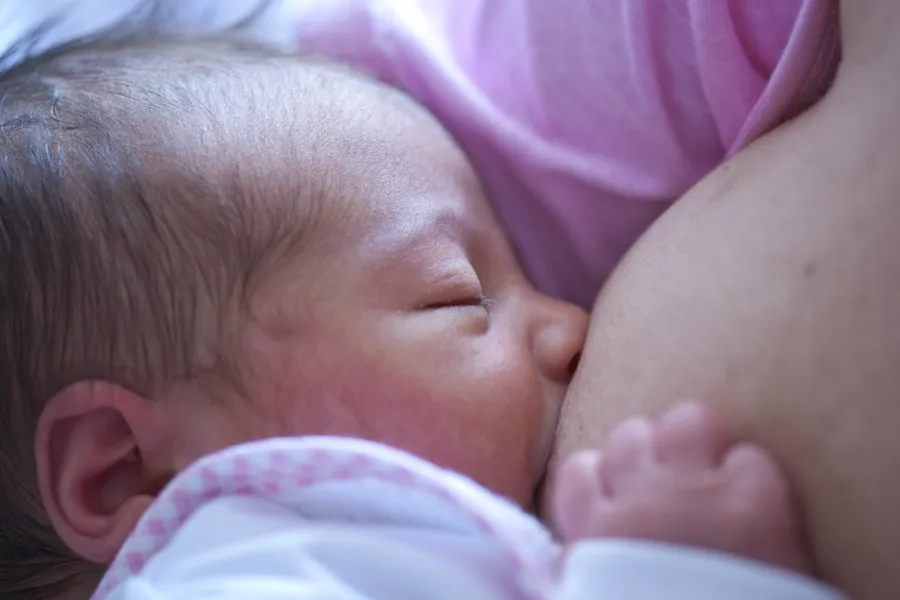 Nyfødt baby som dier