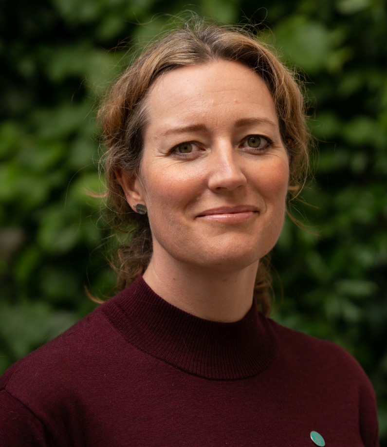 En person som smiler til kameraet