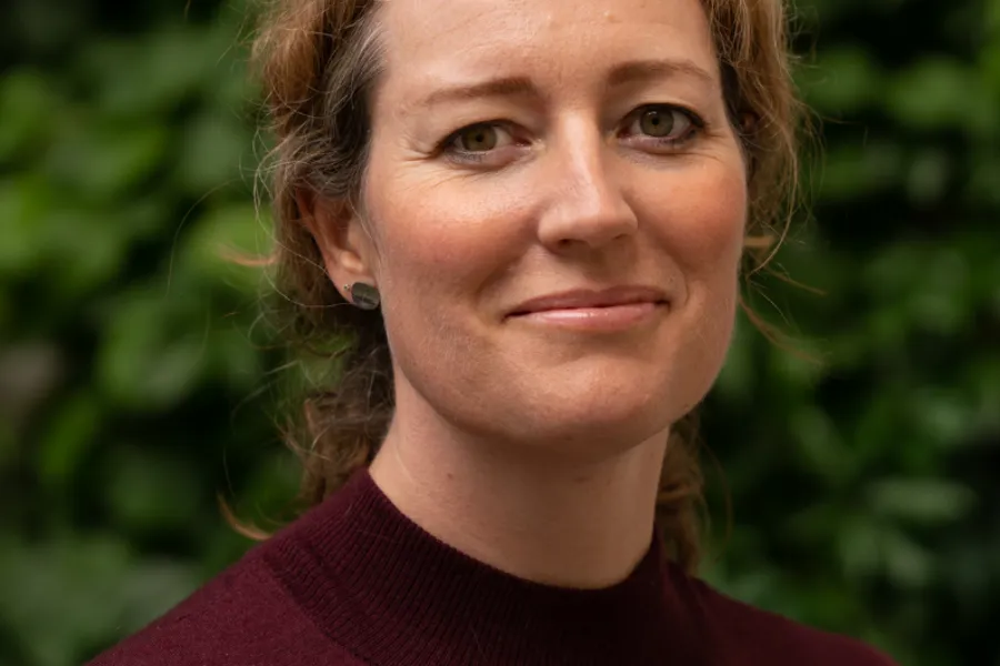 En person som smiler til kameraet