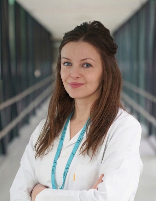 En kvinne med langt hår