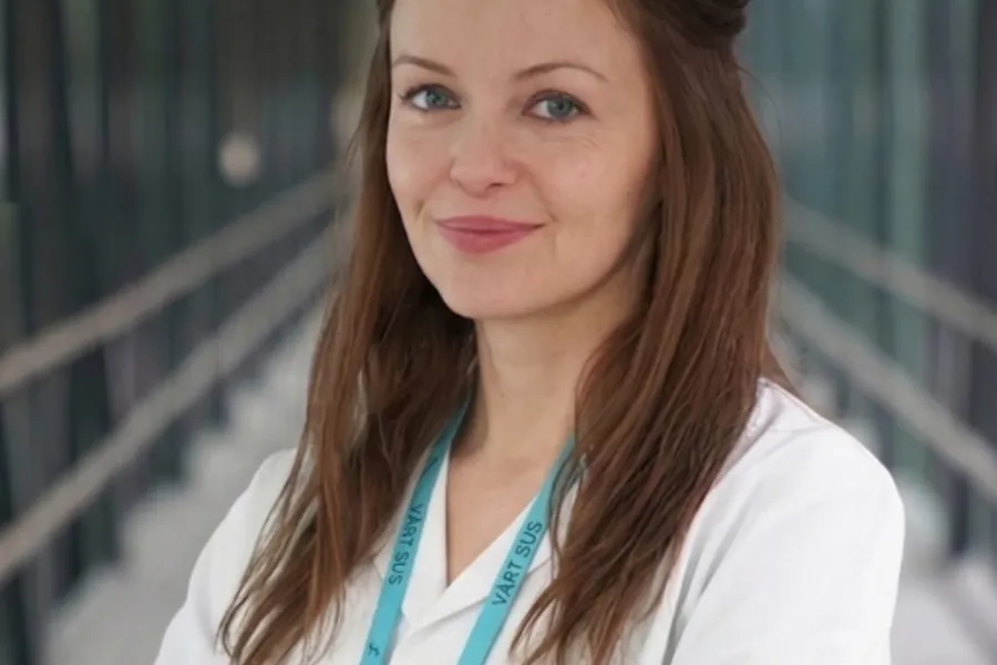 En kvinne med langt hår