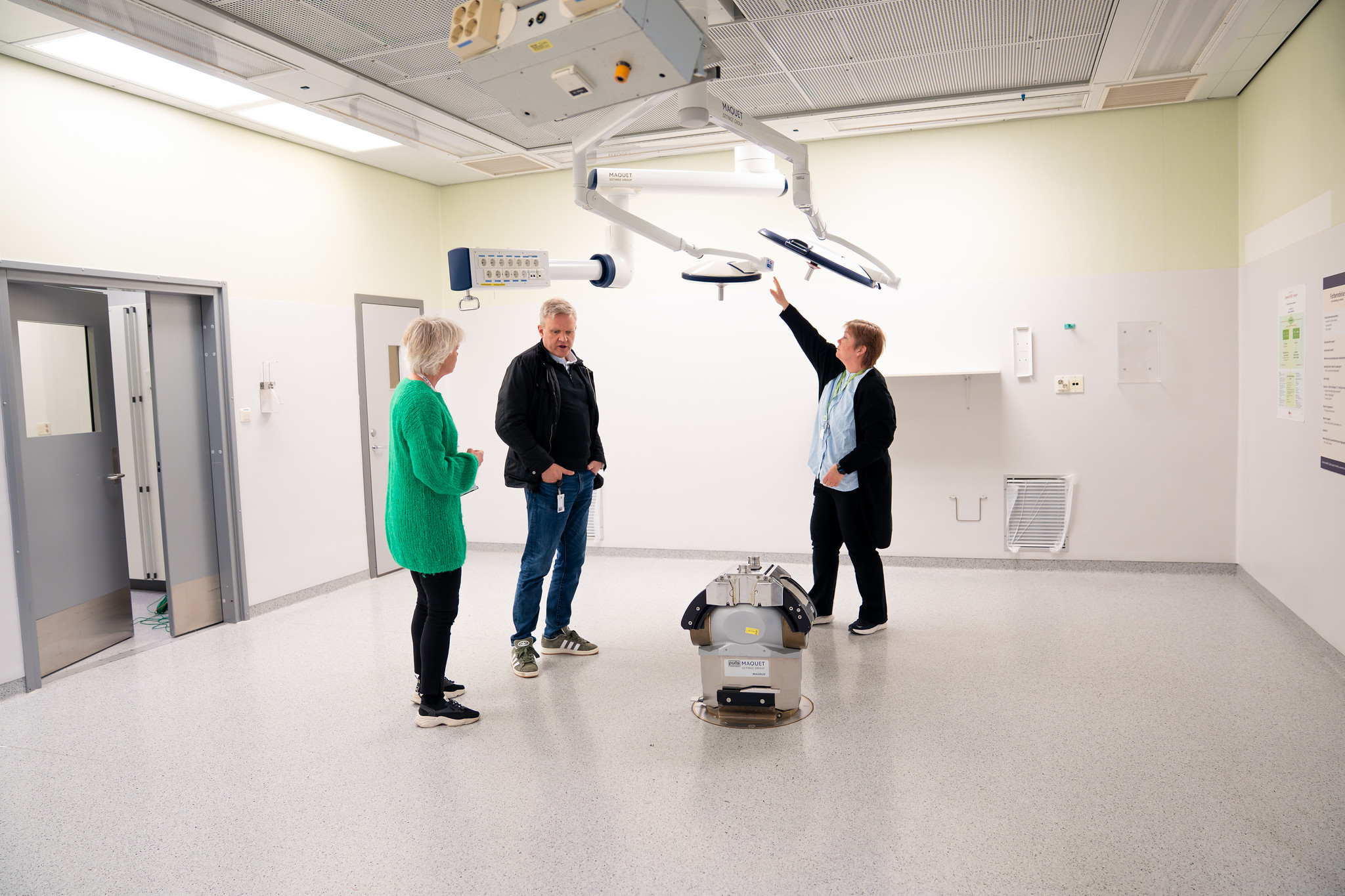 Noen få mennesker som står i et rom