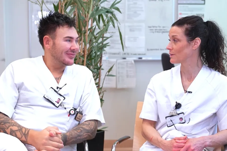 En mann og en kvinne som sitter i stoler