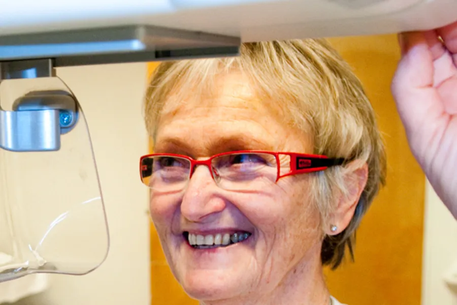 En kvinne som smiler og ser på en kvinne i et speil