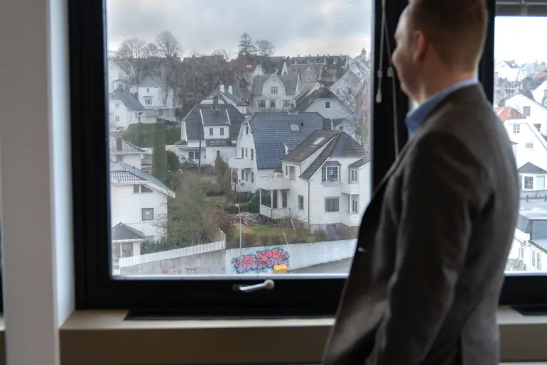 En mann som ser på et vindu