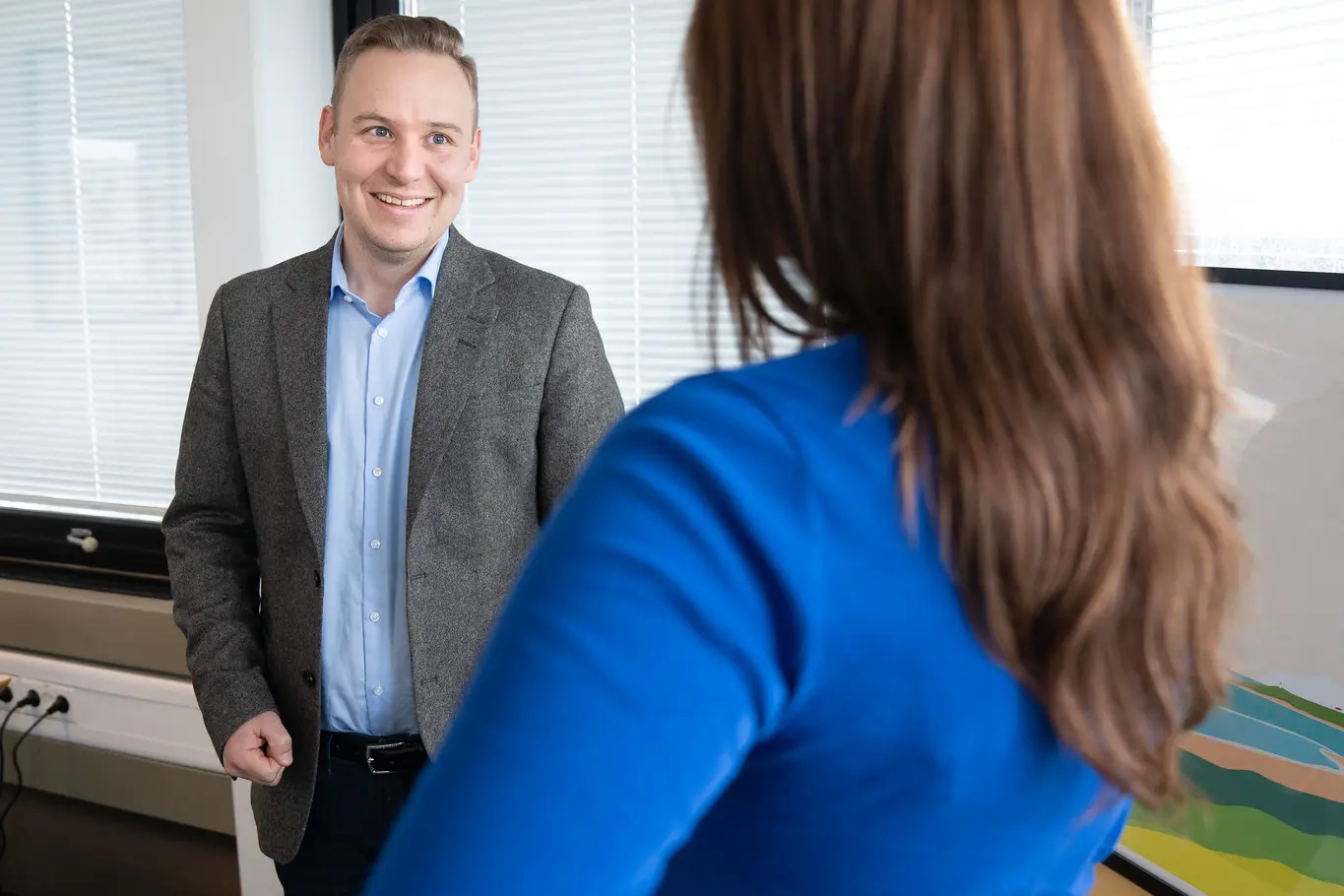 En person som holder en persons midje