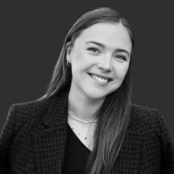 En person som smiler til kameraet