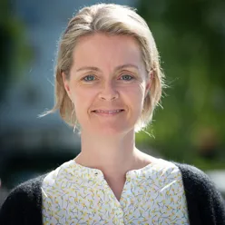 En kvinne med blondt hår