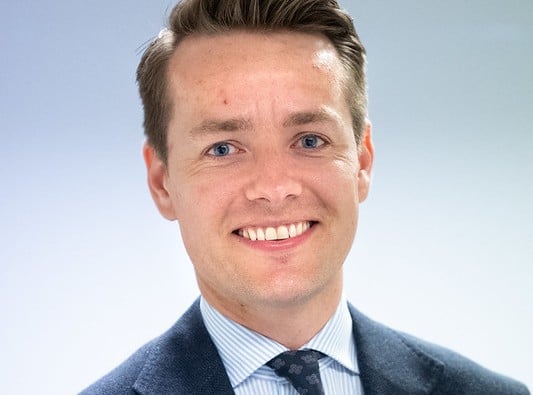 En mann iført dress og slips