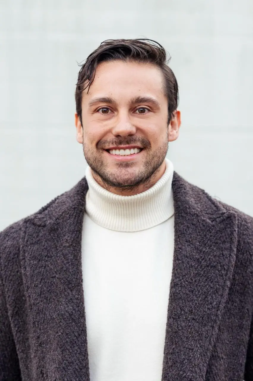 En mann iført en grå genser