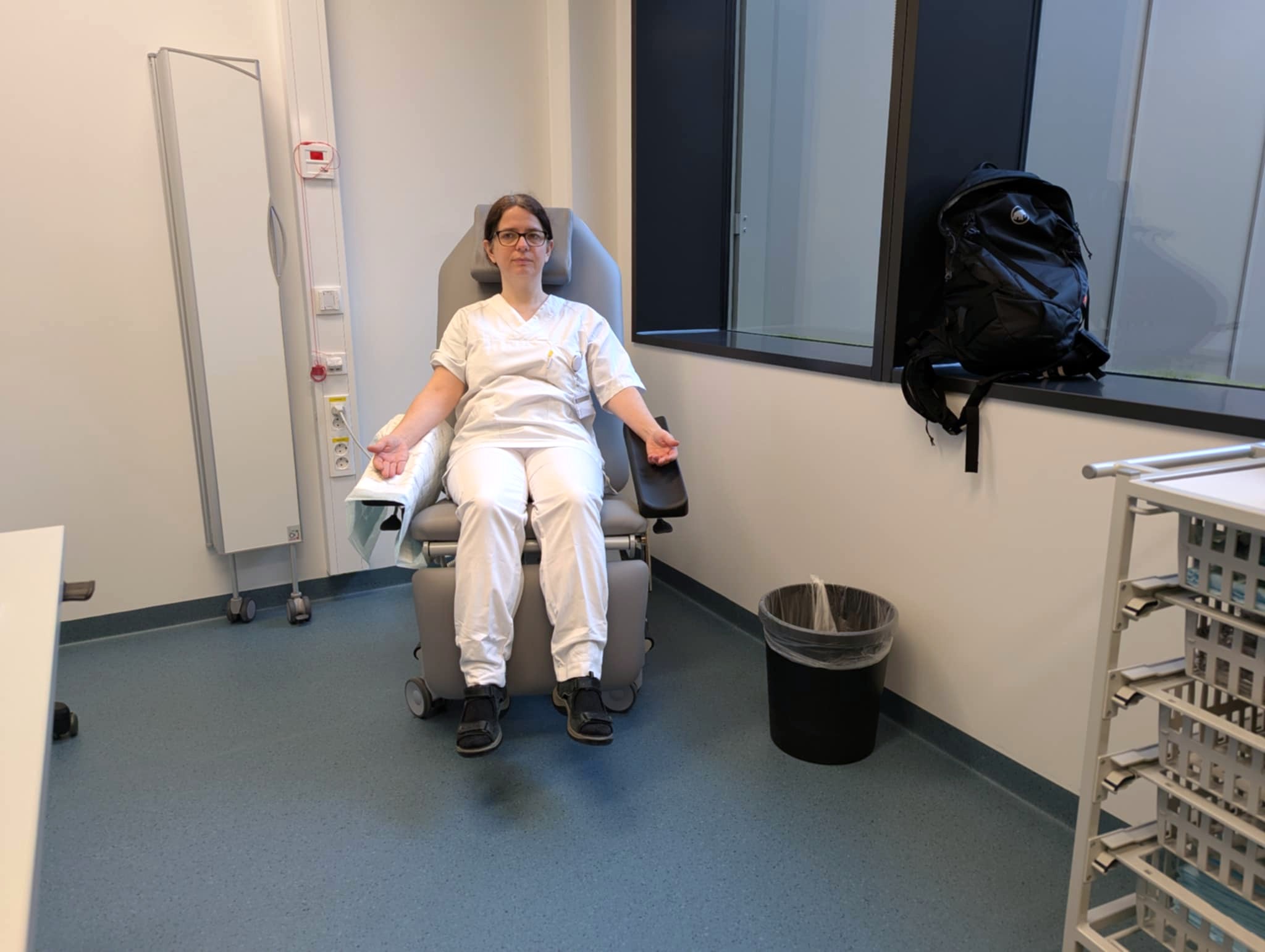 En person som sitter i en stol