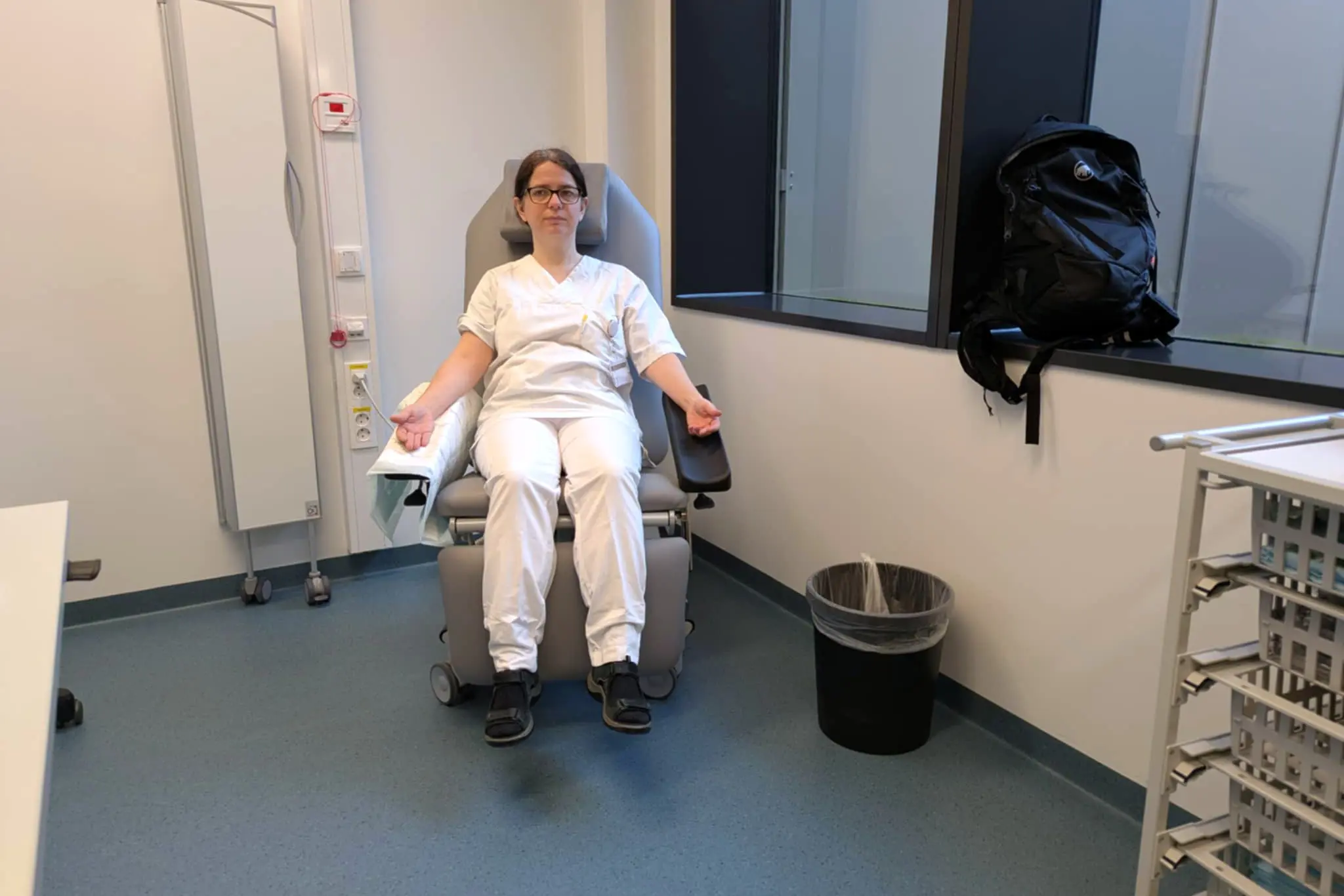 En person som sitter i en stol
