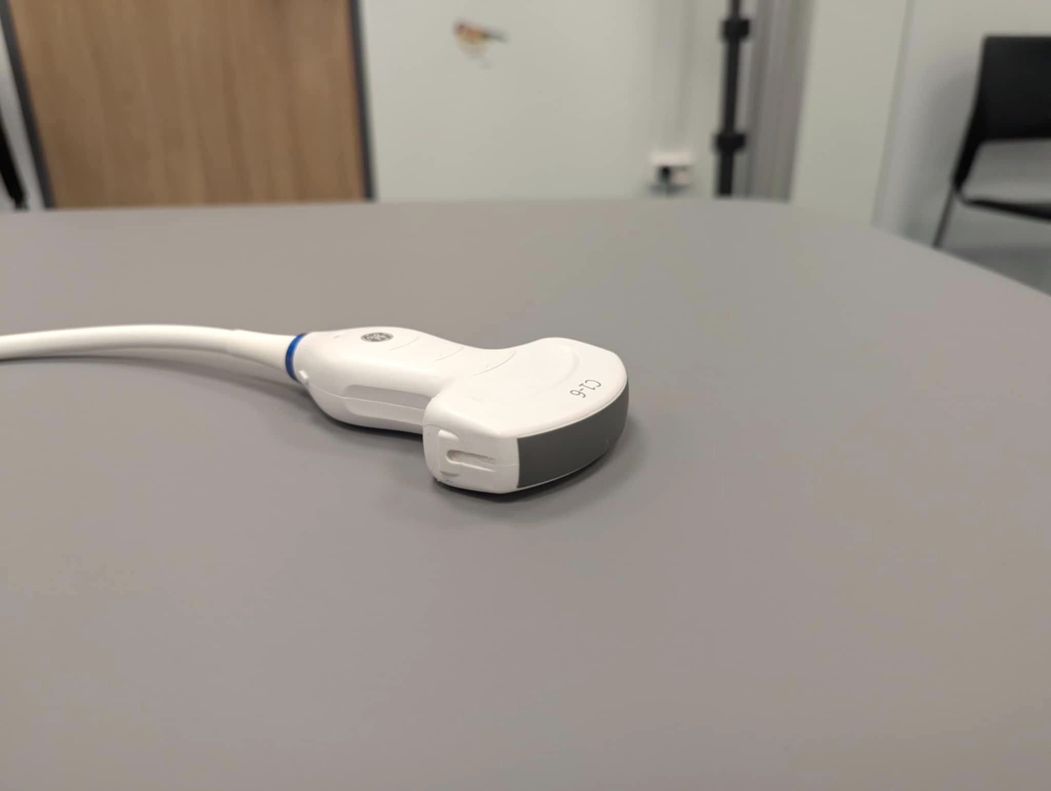 En hvit ledning koblet til en hvit enhet