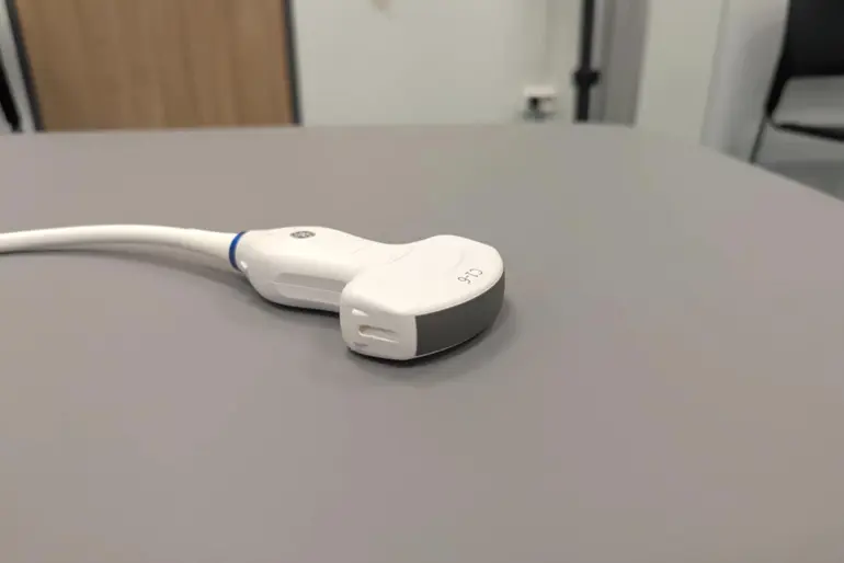 En hvit ledning koblet til en hvit enhet
