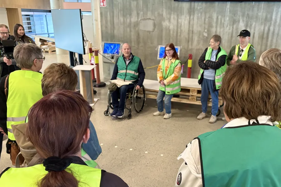 En gruppe personer i et rom