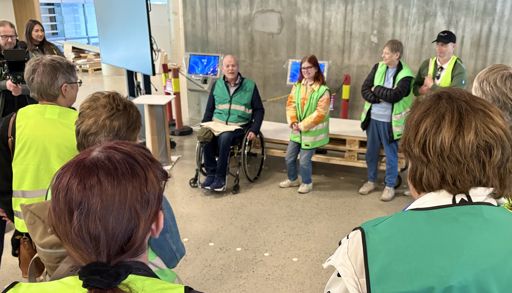 En gruppe personer i et rom
