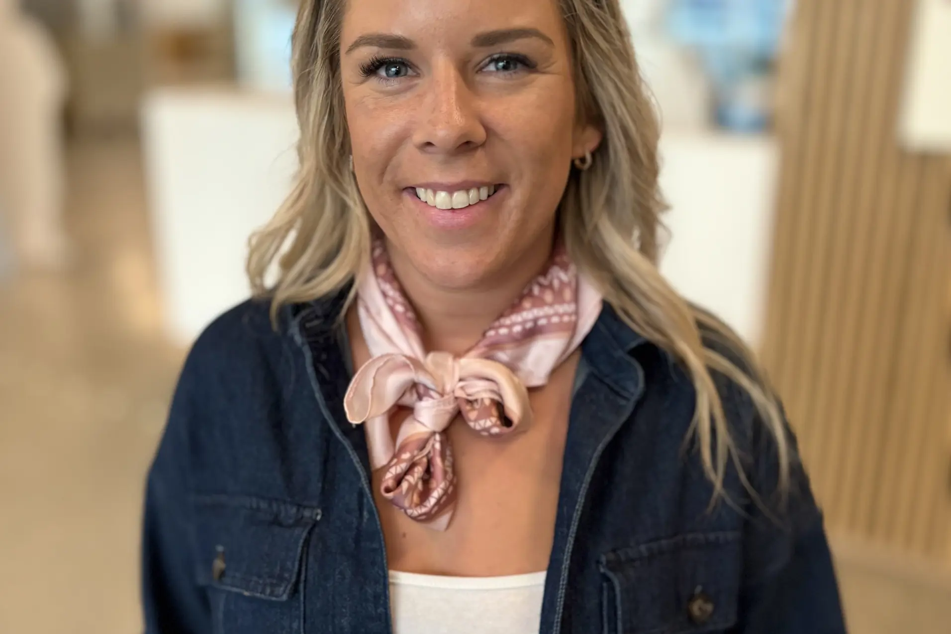 En kvinne iført dress og skjerf